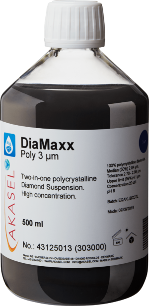 Akasel DiaMaxx Poly 3 µm: Een 500 ml plastic fles met een witte schroefdop, gevuld met een zwarte polykristallijne diamantensuspensie. Het etiket toont de productnaam “DiaMaxx Poly 3 µm” samen met de beschrijving “Twee-in-één polykristallijne diamantensuspensie. Hoge concentratie.” Aanvullende details zijn: “100% polykristallijne diamanten,” “Mediaan (50%) 2,84 µm,” “Tolerantie 2,70 – 2,98 µm,” “Bovengrens (99%) 4,1 µm,” en een concentratie van “20 ct/l.” Symbolen op het etiket geven opslagcondities en houdbaarheid aan.