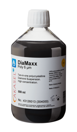 Akasel DiaMaxx Poly 6 µm: Een 500 ml plastic fles met een witte schroefdop, gevuld met een zwarte polykristallijne diamantensuspensie. Het etiket toont de productnaam “DiaMaxx Poly 6 µm” samen met de beschrijving “Twee-in-één polykristallijne diamantensuspensie. Hoge concentratie.” Aanvullende details zijn: “100% polykristallijne diamanten,” “Mediaan (50%) 5,7 µm,” “Tolerantie 5,42 – 5,98 µm,” “Bovengrens (99%) 7,9 µm,” en een concentratie van “20 ct/l.” Symbolen op het etiket geven opslagcondities en houdbaarheid aan.