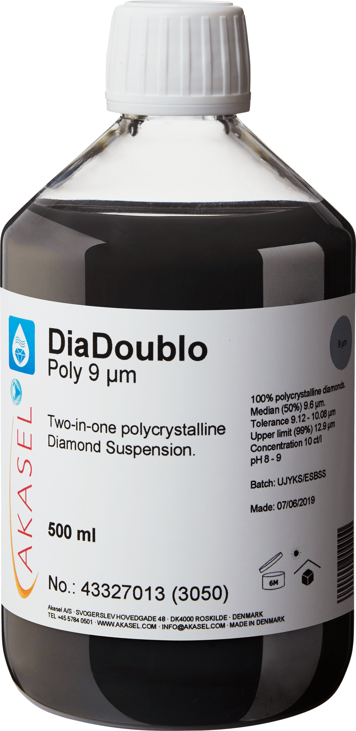 Akasel DiaDoublo Poly 9 µm: Een 500 ml plastic fles met een witte schroefdop, gevuld met een zwarte polykristallijne diamantensuspensie. Het etiket toont de productnaam “DiaDoublo Poly 9 µm” met de tekst “Twee-in-één polykristallijne diamantensuspensie.” Aanvullende details zijn: “100% polykristallijne diamanten,” “Mediaan (50%) 9,6 µm,” “Tolerantie 9,12 – 10,08 µm,” “Bovengrens (99%) 12,9 µm,” en een concentratie van “10 ct/l.” Symbolen op het etiket geven opslagcondities en houdbaarheid aan. Batchinformatie en productiedatum zijn ook zichtbaar.