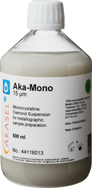 Akasel Aka-Mono 15 µm: Een 500 ml plastic fles met een witte schroefdop, gevuld met een lichtgrijze vloeistof. Het etiket vermeldt “Aka-Mono 15 µm” en beschrijft het product als een monokristallijne diamantensuspensie, speciaal ontworpen voor metallografische monsterpreparatie. Aanvullende informatie op het etiket omvat “100% monokristallijne diamanten,” “Mediaan (50%) 15 µm,” “Tolerantie 14,2 – 15,8 µm,” en “Bovengrens (99%) 21,5 µm.” De suspensie heeft een concentratie van 20 ct/l, een pH van 7,0 ± 0,2, en gedetailleerde gebruiksinstructies. De fles draagt het Akasel-logo en de contactgegevens van het bedrijf.