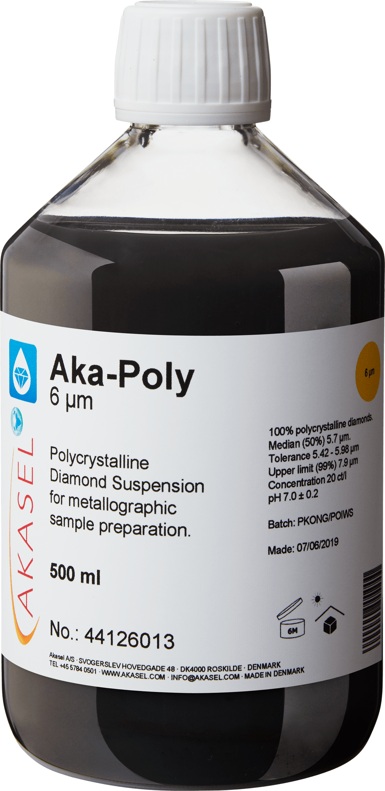Akasel Aka-Poly 6 µm: 500 ml fles met witte schroefdop, bevat een diep zwarte vloeistof, een polykristallijne diamantensuspensie, speciaal ontworpen voor metallografische monsterpreparatie. Het etiket vermeldt details zoals “Diamantconcentratie van 20 ct/l,” “Mediaan (50%) 5,7 µm,” “Tolerantie 5,42 – 5,98 µm,” en “Bovengrens (99%) 7,9 µm.” Deze suspensie is ideaal voor snelle en precieze voorbereiding van alle materialen behalve watergevoelige.