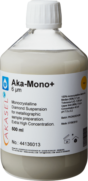 Akasel Aka-Mono+ 6 µm: 500 ml fles met witte schroefdop, bevat een lichte, melkachtig witte monokristallijne diamantensuspensie, speciaal ontworpen voor metallografische monsterpreparatie. Het etiket vermeldt duidelijk specificaties zoals “Diamantconcentratie van 40 ct/l,” “Mediaan (50%) 5,7 µm,” “Tolerantie 5,42 – 5,98 µm,” en “Bovengrens (99%) 7,9 µm.” Deze suspensie is ideaal voor snelle en precieze voorbereiding van harde materialen, met de mogelijkheid om de verhouding suspensie-smeermiddel nauwkeurig af te stellen.