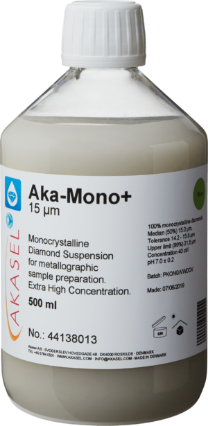 Akasel Aka-Mono+ 15 µm: 500 ml fles met witte schroefdop, bevat een lichte, melkachtig witte monokristallijne diamantensuspensie, speciaal ontworpen voor metallografische monsterpreparatie. Het etiket benadrukt productdetails, waaronder “100% monokristallijne diamanten,” “Mediaan (50%) 15,0 µm,” “Tolerantie 14,2 – 15,8 µm,” en “Bovengrens (99%) 21,5 µm.” Deze suspensie heeft een extra hoge concentratie van 40 ct/l en is ideaal voor harde materialen, met uitzondering van watergevoelige.