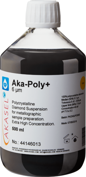 Akasel Aka-Poly+ 6 µm: Fles van 500 ml met een witte schroefdop, gevuld met een zwarte, hooggeconcentreerde polykristallijne diamantsuspensie die speciaal is ontworpen voor de preparatie van metallografische monsters. Het etiket vermeldt details zoals 'Diamantconcentratie van 40 ct/l', 'Mediaan (50%) 5,7 µm', 'Tolerantie 5,42 – 5,98 µm' en 'Bovengrens (99%) 7,9 µm'. Deze suspensie is ideaal voor een snelle preparatie van harde materialen, met uitzondering van watergevoelige.