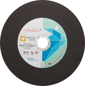 Akasel Aka-Cut 500 HV snijschijf, 254 x 1,7 x 32 mm, speciaal ontworpen voor metallografische toepassingen om ferro metalen te snijden met een hardheidsbereik van 250–500 HV. De zwarte schijf is versterkt met vezels om het risico op breuk te minimaliseren en bevat een centraal etiket met productgegevens en het Akasel-logo.