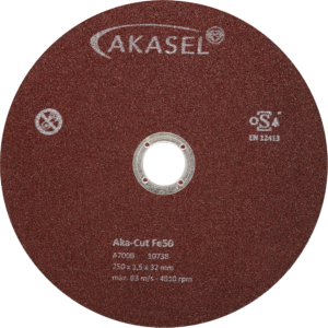 Akasel Aka-Cut Fe50: Bruine doorslijpschijf met een diameter van 250 mm. Het Akasel-logo is duidelijk zichtbaar op de schijf, samen met de modelaanduiding 'Aka-Cut Fe50'. Verdere markeringen omvatten technische specificaties zoals '250 x 1,5 x 32 mm', maximale snelheid '63 m/s - 4810 tpm', en het oSa-veiligheidssymbool. Speciaal ontworpen voor metallografische toepassingen, ideaal voor het nauwkeurig doorslijpen van harde staalsoorten en ferro-metalen met een hardheid van circa 350–700 HV (50 HRC).