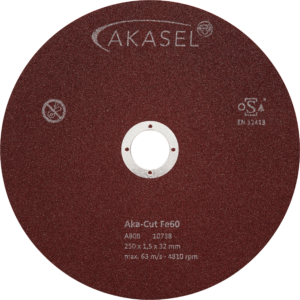 Akasel Aka-Cut Fe60: Bruin snijschijf met een diameter van 250 mm. De schijf draagt het Akasel-logo en de modelaanduiding "Aka-Cut Fe60." Aanvullende markeringen bevatten technische specificaties zoals "250 x 1,5 x 32 mm," maximale snelheid "63 m/s - 4810 rpm," en het oSa veiligheidsymbool. Speciaal ontworpen voor metallografische toepassingen, ideaal voor nauwkeurig snijden van zeer harde ferro metalen, waaronder geharde staalsoorten met een hardheid van 500–1000 HV (60 HRC).