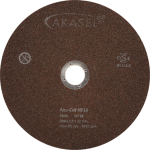 Akasel snijschijf Aka-Cut NF10, 250 mm, bruin van kleur met een metalen middengat en witte markeringen. Het etiket vermeldt de productnaam "Aka-Cut NF10," afmetingen "250 x 1,5 x 32 mm," en technische specificaties zoals "max. 63 m/s, 4810 rpm." Speciaal ontworpen voor metallografische toepassingen, ideaal voor nauwkeurig snijden van niet-ijzeren metalen en legeringen.