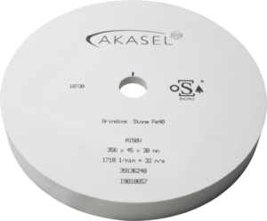 Akasel Grinding Stone Fe40, gemaakt van aluminiumoxide in wit met een centrale opening. Opschriften: 'Akasel', 'Grinding Stone Fe40', 'A150V', '356 x 45 x 38 mm', '1718 1/min = 32 m/s', '39136240', '19010657'. Speciaal ontworpen voor metallografische toepassingen, ideaal voor het slijpen van ferro-metalen met een korrelgrootte van 150.
