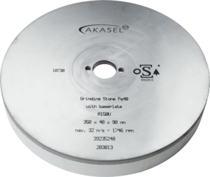 Akasel Grinding Stone Fe40, gemaakt van aluminiumoxide op een metalen basisplaat met een witte en metallic glanzende afwerking. Opschriften: 'Akasel', 'Grinding Stone Fe40 with baseplate', 'A150V', '350 x 40 x 90 mm', 'max. 32 m/s - 1746 rpm', '39235240', '203813'. Speciaal ontworpen voor metallografische toepassingen, ideaal voor het slijpen van ferro-metalen met een korrelgrootte van 150.