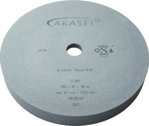 Akasel Grinding Stone NF10, gemaakt van siliciumcarbide in grijs met een centrale opening. Opschriften: 'Akasel', 'Grinding Stone NF10', 'C120v', '355 x 45 x 38 mm', 'max 32 m/s - 1722 rpm', '39136210', '10738'. Ontworpen voor het slijpen van non-ferrometalen in metallografische toepassingen met een korrelgrootte van 150.
