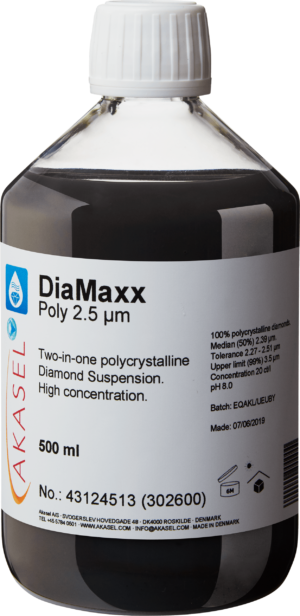 Akasel DiaMaxx Poly 2,5 µm: Een kunststof fles van 500 ml met een witte schroefdop, gevuld met een zwarte vloeistof – een 2-in-1 polykristallijne diamantsuspensie. Het etiket toont de productnaam 'DiaMaxx Poly 2,5 µm' samen met de beschrijving 'Two-in-one polycrystalline Diamond Suspension. High concentration.' Verdere specificaties zijn: '100% polykristallijne diamanten', 'Mediaan (50%) 2,39 µm', 'Tolerantie 2,27 – 2,51 µm', 'Bovengrens (99%) 3,5 µm', een concentratie van '20 ct/l' en een pH-waarde van '8,0'. Het etiket vermeldt ook de opslagcondities, het batchnummer en de productiedatum.