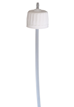 Witte adapterdeksel met een geïntegreerd, vervangbaar mondstuk en een lange transparante slang. De adapter verbindt doseerflessen voor diamant- of oxidesuspensies met doseereenheden. Compatibel met flessen van 500 ml en 1 liter.