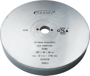Akasel Grinding Stone NF10, gemaakt van siliciumcarbide op een metalen basisplaat met een grijze en metallic glanzende afwerking. Opschriften: 'Akasel', 'Grinding Stone NF10 with baseplate', 'A150V', '350 x 40 x 90 mm', 'max. 32 m/s - 1746 rpm', '39235240', '203813'. Ontworpen voor metallografische toepassingen, ideaal voor nauwkeurig slijpen van non-ferrometalen met een korrelgrootte van 150.