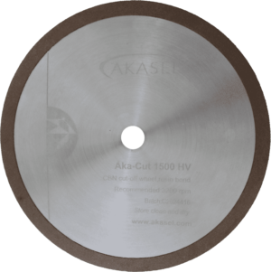 Akasel diamantsnijschijf Aka-Cut 1500 HV, 150 mm, met een glanzend zilverkleurig metalen uiterlijk en een bruine buitenrand. De schijf bevat opschriften zoals 'Aka-Cut 1500 HV', 'CBN doorslijpschijf, kunstharsgebonden', 'Aanbevolen: 3200 tpm', 'Batch: C2024416', 'Schoon en droog bewaren' en het websiteadres 'www.akasel.com'. Een centraal gat is voorzien voor bevestiging.