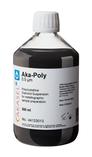 Akasel Aka-Poly 0.5 µm: Svart 500 ml flaska med vit skruvkork som innehåller en polykrystallin diamantsuspension, speciellt utvecklad för metallografisk provberedning. Etiketten visar detaljer som “Diamond concentration of 20 ct/l,” “Median (50%) 0.5 µm,” “Tolerance 0.45 – 0.55 µm,” och “Upper limit (99%) 0.8 µm.” Suspensionen rekommenderas för alla material utom vattenkänsliga och erbjuder snabb provberedning samt exakt justering av förhållandet mellan suspension och smörjmedel.