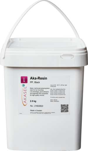 Product image of Aka-Resin PP, Black – a 2.5 kg container of reinforced polypropylene resin used for hot mounting. The label shows product number 21602670 and outlines key benefits such as low shrinkage, strong adhesion, and easy flow, ideal for producing high-quality mounts.