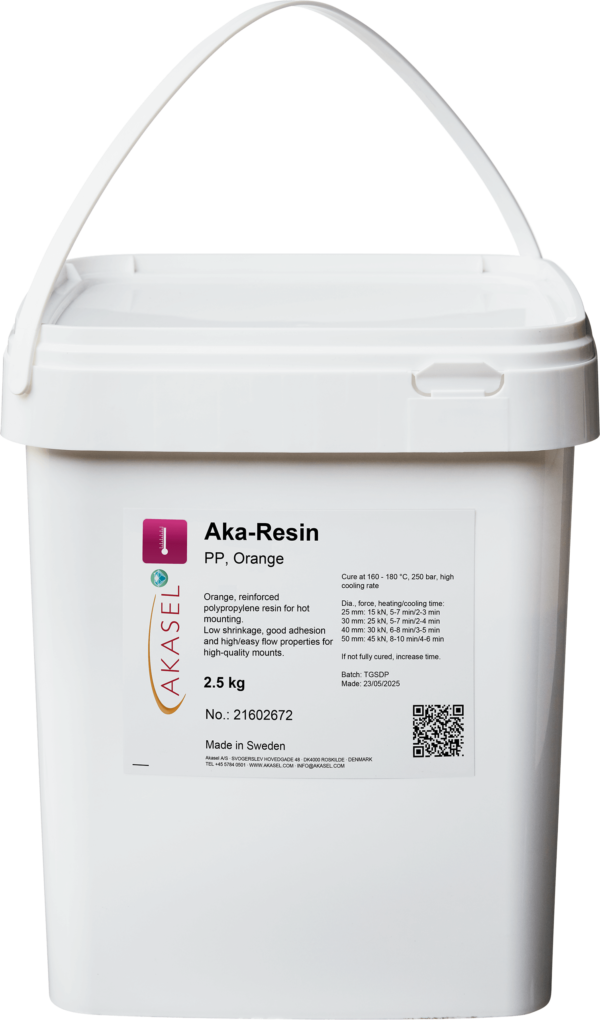 Product image of Aka-Resin PP, Orange – a 2.5 kg container of reinforced polypropylene resin for hot mounting. The white bucket features a detailed label with curing instructions and product number 21602672, highlighting its low shrinkage, strong adhesion, and easy flow properties ideal for high-quality mounts.